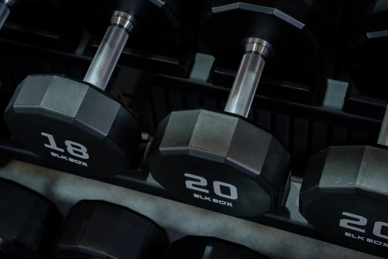 12 Sided Urethane Dumbbell - Image 4