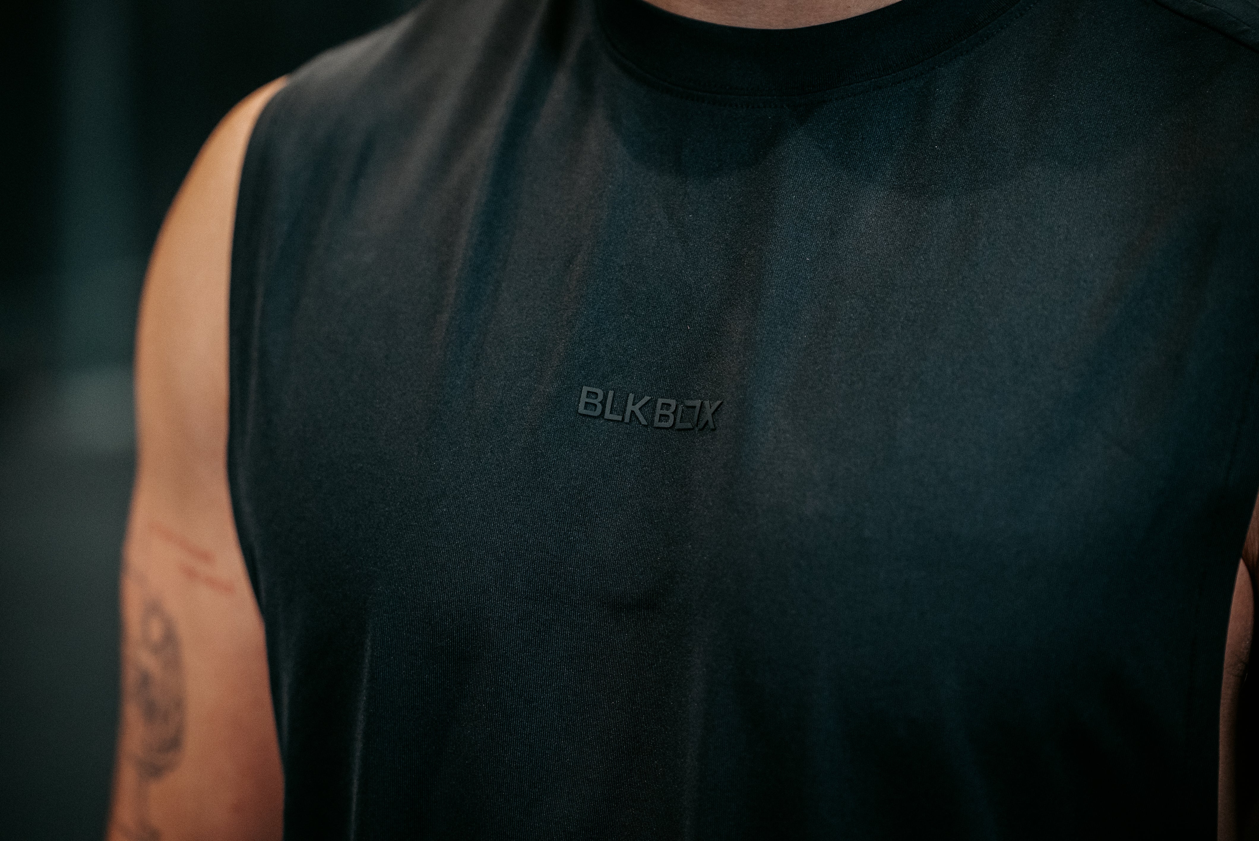 Black Sleeveless Workout Tee - Image 10